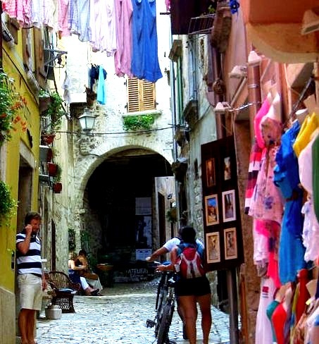 Laundry day on the colorful streets of Rovinj / Croatia